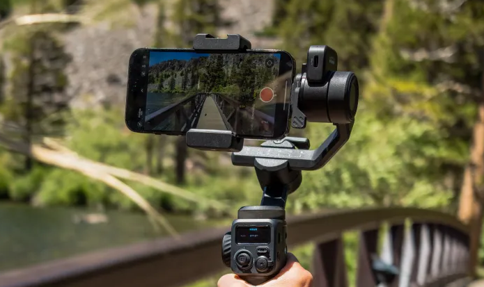 A GoPro legújabb gimbalja akciókamerákhoz, kompakt fényképezőgépekhez és mobiltelefonokhoz is kompatibilis