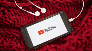 A Microsoft Edge mostantól háttérben is lejátszható, és eltávolítja a hirdetéseket a YouTube-ról