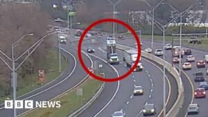 A Moment teherautó táblának ütközött az ohiói autópályán