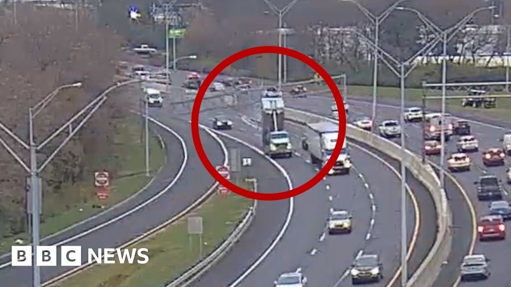 A Moment teherautó táblának ütközött az ohiói autópályán