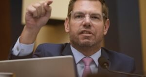 A Swalwell-per hatalommal való visszaélésre hivatkozik Trump tisztviselőjének túszejtési nyomozásában