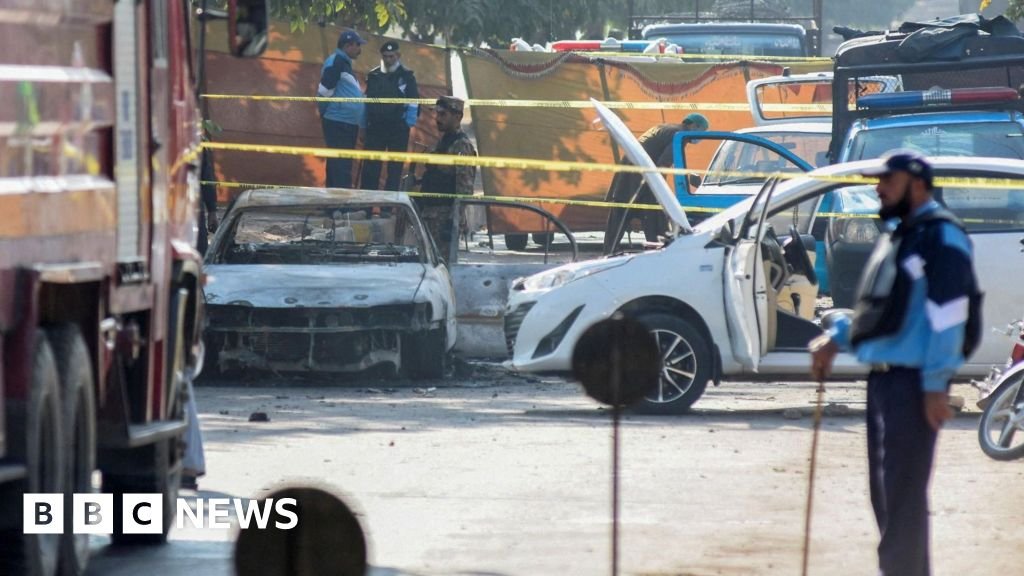 A pakisztáni belügyminiszter szerint 12 ember vesztette életét egy öngyilkos