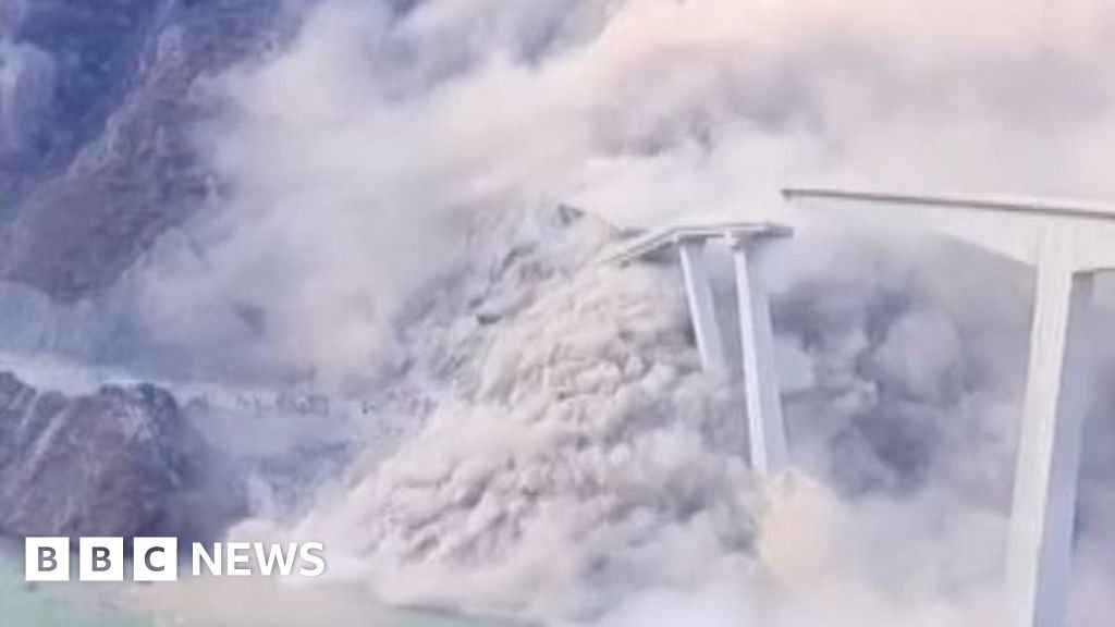 Abban a pillanatban, amikor az újonnan megnyitott híd Kínában részben