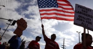 Egy Los Angeles-i férfit őrizetbe vettek egy bevándorlási razzia során.