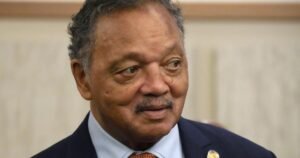 Jesse Jackson tiszteletes, a fekete egyenjogúság erőteljes hangja, kórházba kerül