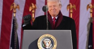 Miközben a House összegyűlik, hogy véget vessen a leállásnak, a