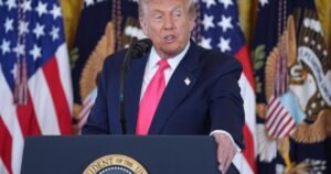 Számos leleplezés szította a botrányt Trump és Epstein kapcsolata miatt.