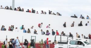 A bírósági győzelem ellenére a bevándorlókat továbbra is őrizetben tartják,