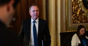 A szenátus első évében Schiff előmozdítja a törvényhozást, a pártüzenetet és kihívásokat Trumpnak