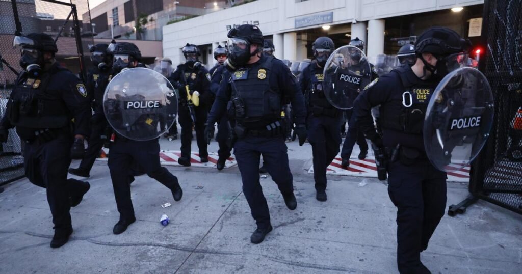 Az LA megyei felügyelők megszavazták, hogy megtiltsák az ICE-ügynököknek a