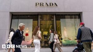 Az olasz divatóriás, a Prada megvásárolja a Versace-t – kedvezményesen
