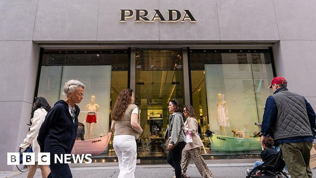 Az olasz divatóriás, a Prada megvásárolja a Versace-t – kedvezményesen