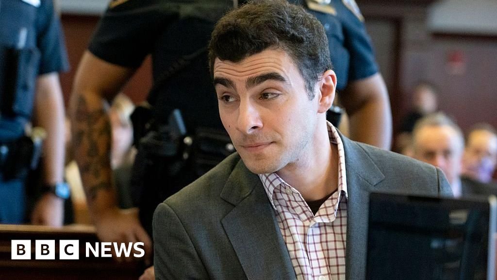 Luigi Mangione a bíróság előtt, miközben ügyvédek jegyzetfüzeteket, fegyvereket és