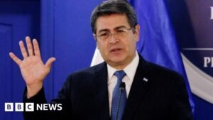 Mivel vádolják Honduras elnökét, és miért kegyelmezett neki Trump?