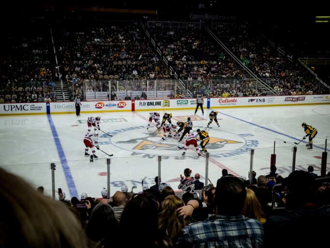 A Penguins visszahívja Tristan Brozt és Ryan Gravest, Rafael Harvey-Pinardot