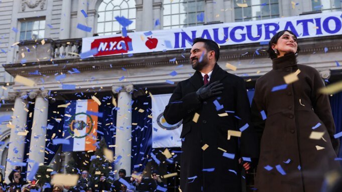 A cipőktől Bernie-ig: Zohran Mamdani beiktatása sok vírusos pillanatot kínált