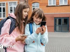 A francia törvényhozók megteszik az első lépéseket a közösségi média 15 éven aluliak számára történő betiltása felé| mobilit.hu