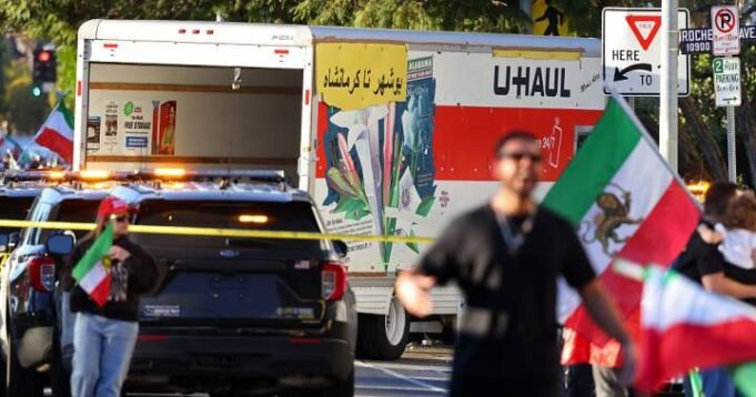 A tiltakozók megpróbálják megtámadni a sofőrt, miközben a teherautó felgyorsul