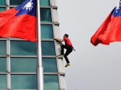 Alex Honnold amerikai sziklamászó kötelek nélkül ér fel a tajpeji felhőkarcoló tetejére: NPR| mobilit.hu