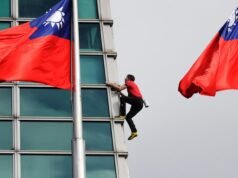 Alex Honnold hegymászó kötelek nélkül mászik meg a Taipei 101 felhőkarcolót. világhírek| mobilit.hu