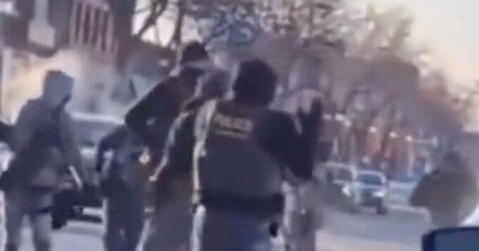 Alex Pretty ijesztő incidenst forgat, és tapsoló szövetségi ügynököt mutat