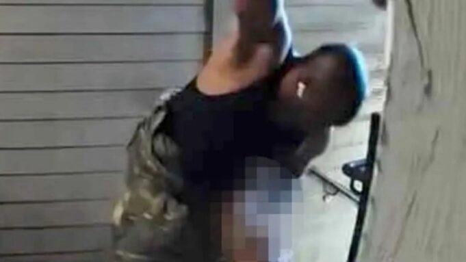 Az ajtócsengő ijesztő felvételein látható, amint egy férfi ismételten iszonyatos