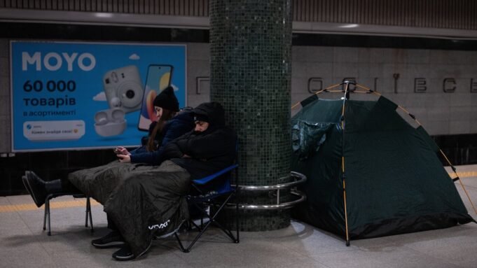 Az orosz támadások hőség nélkül hagyják Kijevben a dermesztő hidegben: