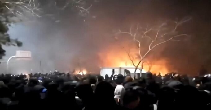 Irán megerősítette a tüntetők elleni figyelmeztetést, és megfenyegette a térségben