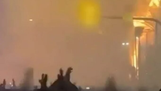 Miközben nagy tömegek özönlöttek Teherán utcáira, és megszűnt az internet,