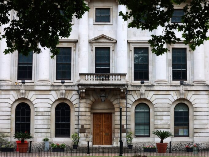 Nagy-Britannia a biztonságtól való félelmek és a tiltakozások ellenére jóváhagyta