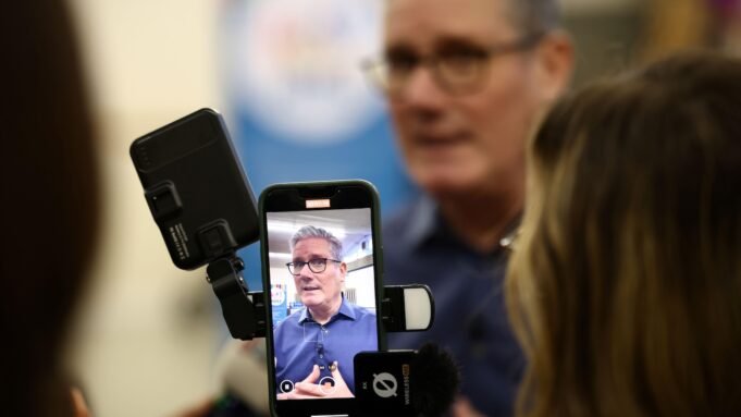 Nagy-Britannia a tiltakozások után csökkenti a kötelező digitális igazolványok kibocsátását