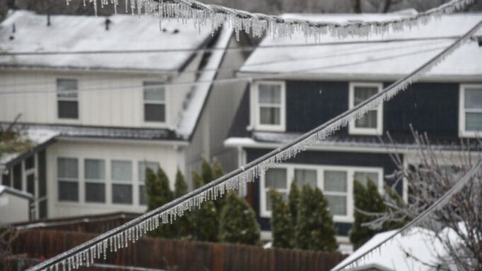 Nagyszabású áramszünet az amerikai vihar miatt, több ezer járatot töröltek.