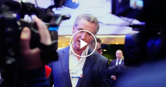 Newsom „szánalmasnak” nevezi a világ vezetőit, amiért meghajoltak Trump előtt