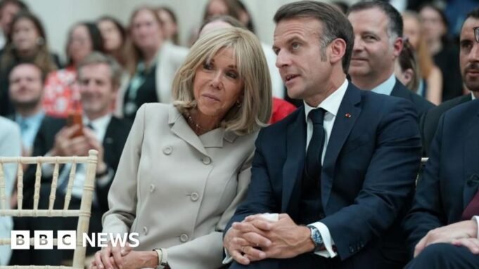 Tíz embert bűnösnek találtak Brigitte Macron elleni kiberfenyegetésben | mobilit.hu