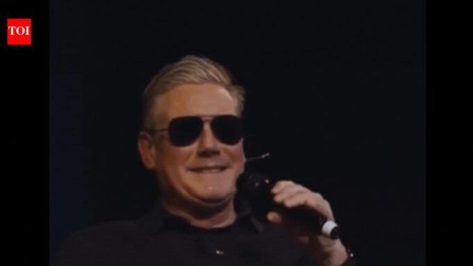 Videó: Keir Starmer „Top Gun” pilótakat visel, hogy Macront piszkálja;