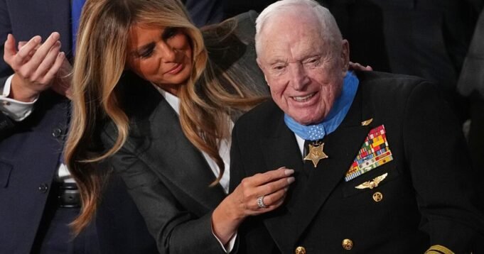 A 100 éves escondidói nyugdíjas vadászpilóta Medal of Honor kitüntetést