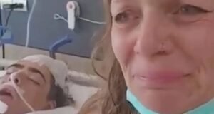 A Thaiföldön életéért küzdő 23 éves brit hátizsákos édesanyja érzelmes könyörgést mond az ágya mellől a horror baleset után| mobilit.hu