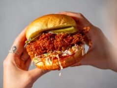 A YouTuber által vezetett Sides csirkelánc 15 új éttermet nyit 2026-ban| mobilit.hu