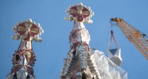 A barcelonai Sagrada Familia eléri a maximális magasságot, amikor keresztet helyeznek a Jézus Krisztus tornyára World News| mobilit.hu