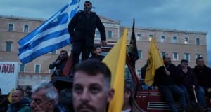 A dühös görög gazdák traktorokkal gyűlnek össze a Parlament előtt egy éjszakai tiltakozó tüntetésen| mobilit.hu