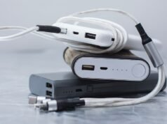 A hordozható töltő felrobban az ágyban, a nő vegyszeres vízzel megég| mobilit.hu