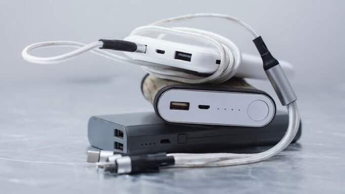 A hordozható töltő felrobban az ágyban, a nő vegyszeres vízzel