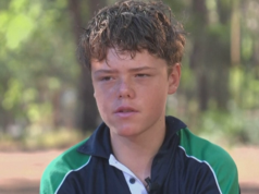 A rendőrség felhívott egy 13 éves fiút, aki órákon át úszott, hogy megmentse a tengerben rekedt családját. világhírek| mobilit.hu