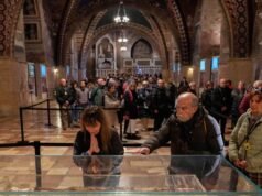 Assisi Szent Ferenc csontjainak kiállítása megerősíti az ereklyék tartós vonzerejét a keresztények számára| mobilit.hu