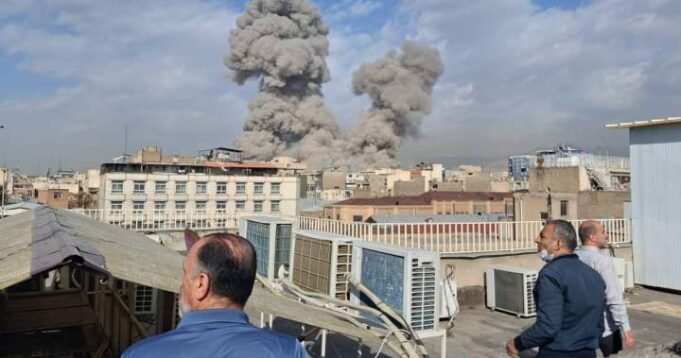 Az Egyesült Államok és Izrael megtámadja Iránt, miközben Trump arra