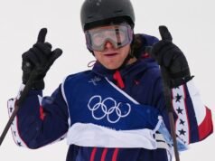 Az amerikai csapat Hunter Hayes, akit Trump a megjegyzések miatt célba vett, az „L” jelet mutatja az olimpiai félcső kvalifikációja után.| mobilit.hu