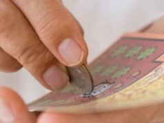 Az ember 900 000 GBP-t nyer a kaparós sorsjegyen, de a bíróság elé kerül a legjobb barátja elleni csatában| mobilit.hu