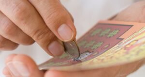 Az ember 900 000 GBP-t nyer a kaparós sorsjegyen, de a bíróság elé kerül a legjobb barátja elleni csatában| mobilit.hu