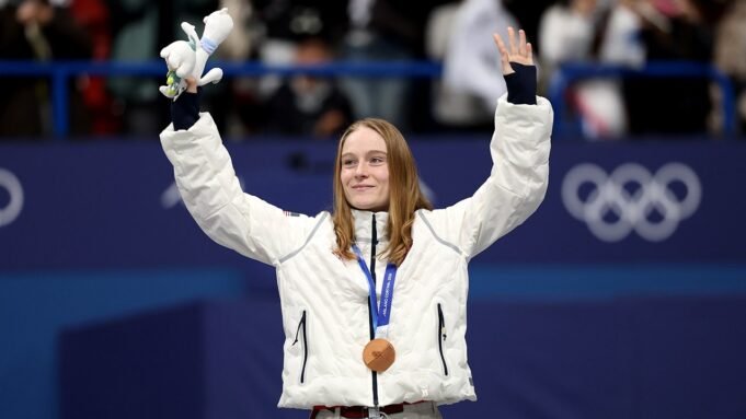 Corinne Stoddard olimpiai rövidpályás bronzérmet nyer, az első amerikai nő,