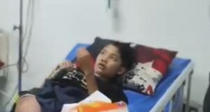 Egy 12 éves fiút, akit „forraló vizet itatni kényszerítenek”, leleplezi a „bántalmazót” pillanatokkal a halála előtt| mobilit.hu